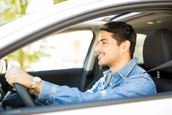 Retrato Belo Jovem Latino Dirigindo Carro Sorrindo — Fotografia de Stock