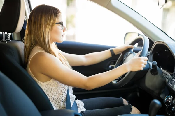 Perfil Jovem Caucasiano Motorista Sexo Feminino Dirigindo Carro — Fotografia de Stock