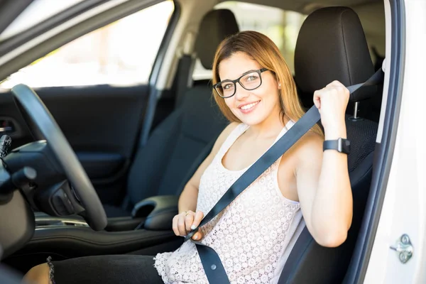 Araba Tespitleme Emniyet Kemeri Koltuğunda Sürüş Göz Teması Yapma Oturan — Stok fotoğraf