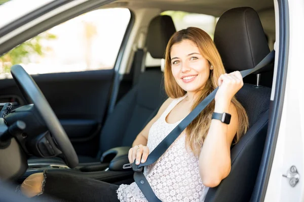 離れて運転する前に彼女のシートベルトを履いてかわいい若い女性の肖像画 — ストック写真