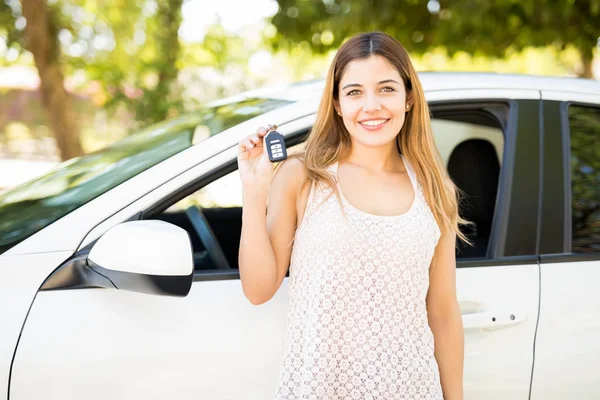 魅力的な若い女性は彼女のブランドの新しい車のキーを披露し 笑みを浮かべて — ストック写真