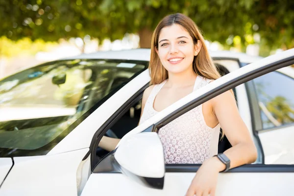 彼女の車の横に立って 笑顔の美しい若い白人女性 — ストック写真