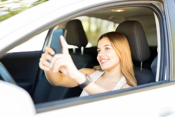 Młoda Kobieta Siedzi Jej Nowy Samochód Biorąc Selfie Inteligentny Telefon — Zdjęcie stockowe