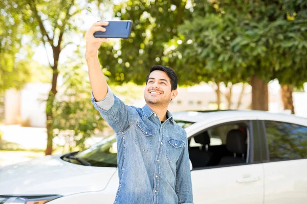 Atraente Jovem Hispânico Tomando Selfie Com Seu Carro Novo Fundo — Fotografia de Stock