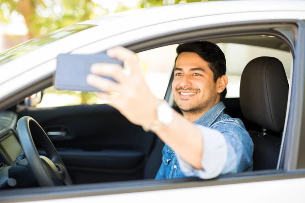 Bonito Jovem Sentado Seu Carro Novo Tirando Selfie Com Telefone — Fotografia de Stock