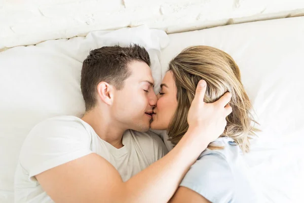 Aus Der Vogelperspektive Paar Küsst Sich Während Hause Bett Liegt — Stockfoto