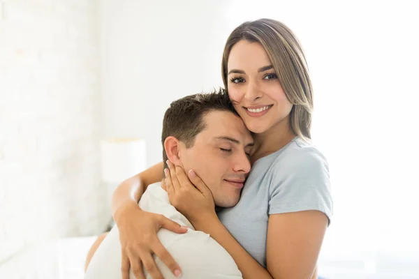 Bonita Mulher Sorrindo Enquanto Abraça Homem Com Carinho Casa — Fotografia de Stock