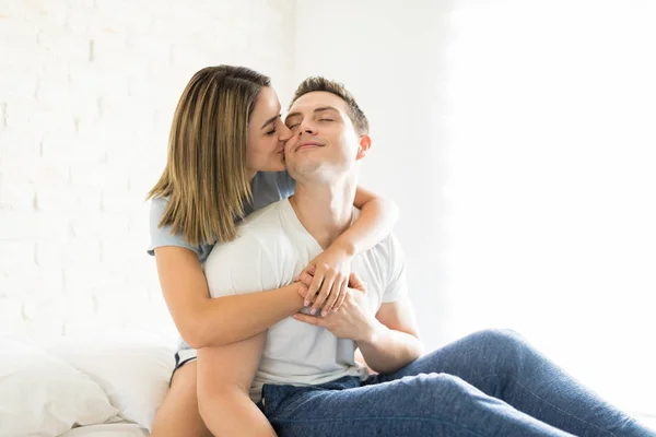Jovem Mulher Mostrando Amor Carinho Por Beijar Homem Bochecha Quarto — Fotografia de Stock