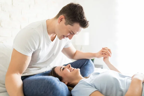 Gelukkig Jonge Vrouw Die Iemands Hand Liggend Zijn Benen Bed — Stockfoto