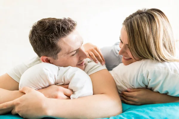 Close Van Het Verliefde Paar Kijken Elkaar Terwijl Omarmen Kussens — Stockfoto