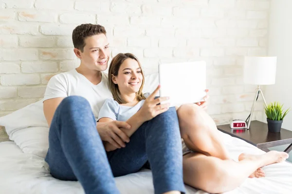 Pareja Sonriente Tomando Autorretrato Tableta Mientras Descansa Cama Casa — Foto de Stock