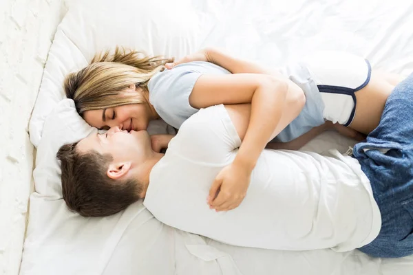 Pandangan Atas Kepala Pasangan Saling Memeluk Saat Tidur Rumah — Stok Foto