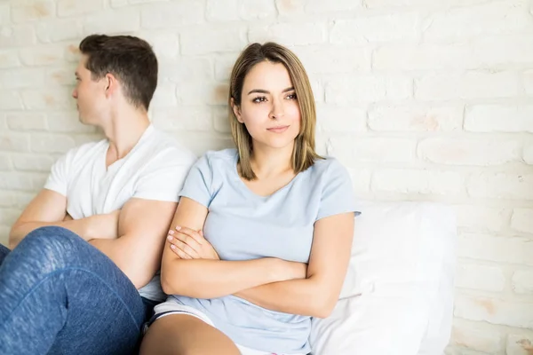 Dérangé Jeune Femme Regardant Loin Tandis Que Assis Par Petit — Photo