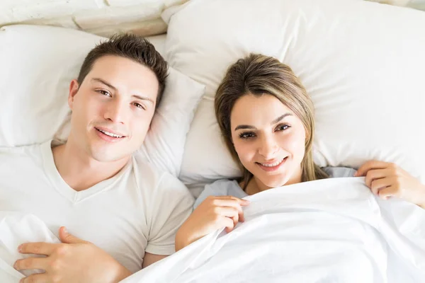 Hoge Hoek Portret Van Paar Glimlachen Terwijl Liggend Bed Thuis — Stockfoto