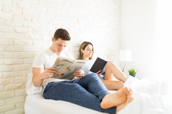 Hombre Mujer Leyendo Periódico Libro Cama Casa — Foto de Stock