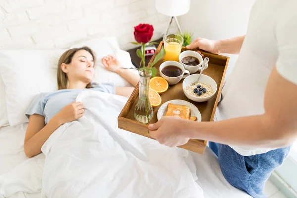 Homem Adulto Médio Trazendo Café Manhã Saudável Para Dormir Namorada — Fotografia de Stock