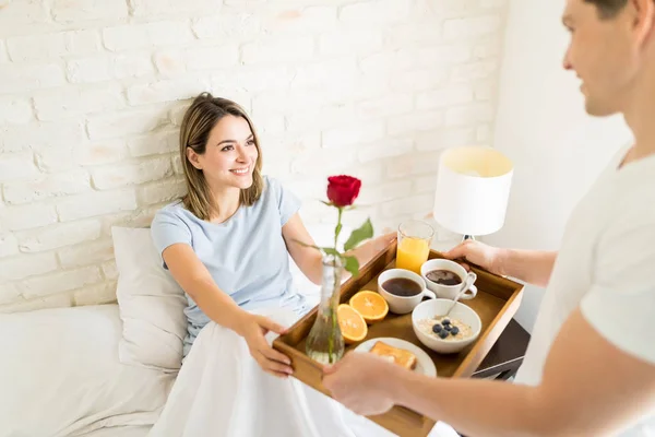 Souriant Jeune Femme Regardant Petit Ami Servant Petit Déjeuner Elle — Photo