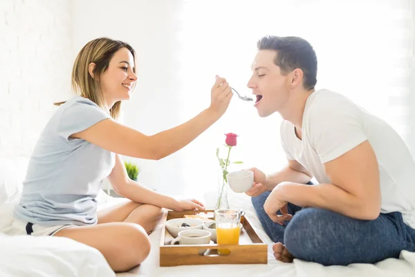 Vista Lateral Amante Novia Alimentación Hombre Con Desayuno Cama Casa — Foto de Stock