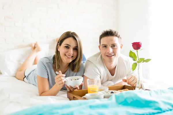 Sorrindo Namorada Namorado Tendo Café Manhã Saudável Enquanto Deitado Cama — Fotografia de Stock