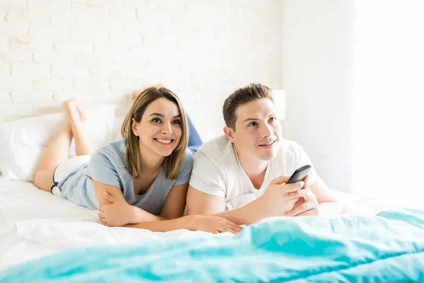 Pareja Feliz Viendo Televisión Mientras Está Acostada Cama Casa — Foto de Stock