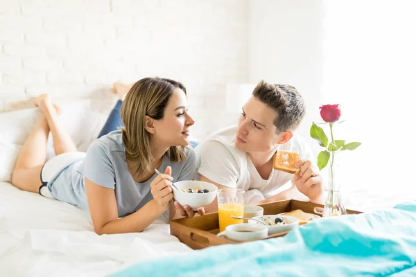 Hombre Mujer Hablando Mientras Comen Bandeja Del Desayuno Cama Apartamento — Foto de Stock