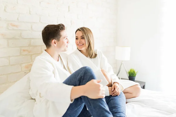 Glückliches Verliebtes Paar Gespräch Während Der Wohnung Auf Dem Bett — Stockfoto