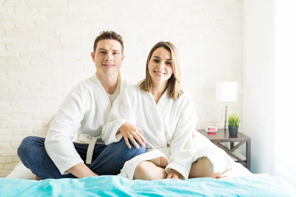 Porträt Eines Schönen Paares Das Seine Freizeit Hause Bett Verbringt — Stockfoto