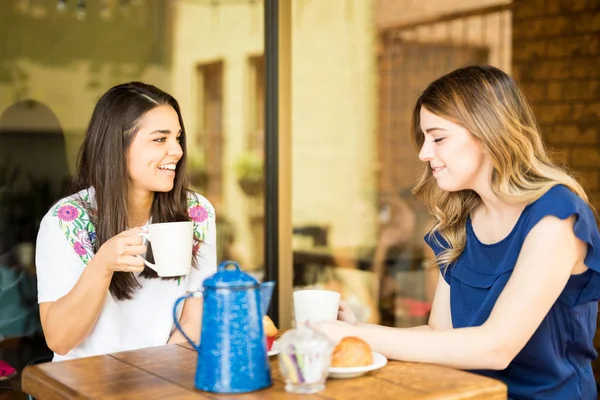 Koleżanki Coffee Shop Dobrą Zabawę Razem Dokonywanie Toast Filiżanką Kawy — Zdjęcie stockowe