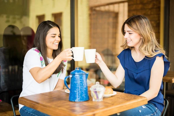 Amiche Bar Divertono Insieme Fanno Brindisi Con Una Tazza Caffè — Foto Stock