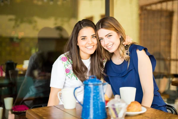 Retrato Una Joven Sentada Una Cafetería —  Fotos de Stock