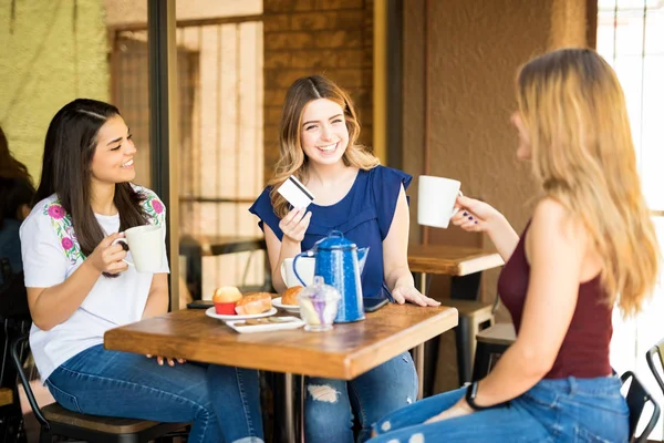 Τρία Θηλυκά Πίνοντας Καφέ Εστιατόριο Μία Γυναίκες Δείχνει Την Πιστωτική — Φωτογραφία Αρχείου