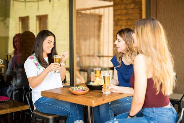 Group Three Female Friends Sitting Restaurant Table Drinking Beer — Stock Photo, Image