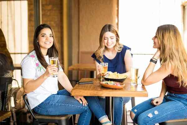 Retrato Grupo Três Amigas Bonitas Bebendo Cerveja Restaurante — Fotografia de Stock