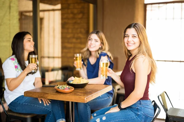 Retrato Grupo Três Amigas Bonitas Bebendo Cerveja Restaurante — Fotografia de Stock