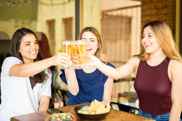 Retrato Três Jovens Amigas Tomando Cerveja Café Brindando Copos Cerveja — Fotografia de Stock