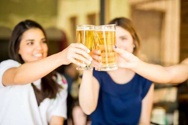 近三名妇女在餐厅里举杯庆祝啤酒杯 — 图库照片