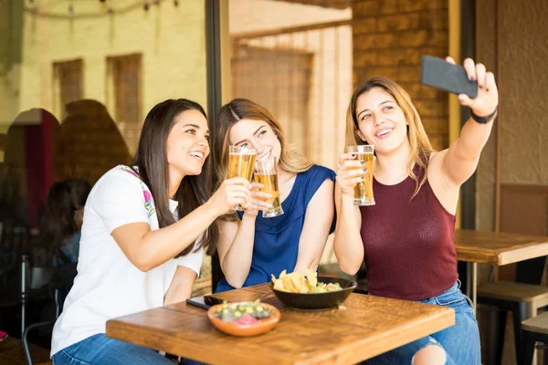 Три Девушки Пьют Пиво Делают Селфи Смартфоном — стоковое фото