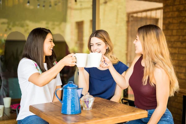 Hübsche Freundinnen Haben Spaß Und Stoßen Mit Kaffeetassen Restaurant — Stockfoto