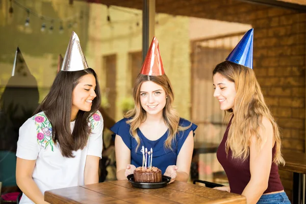 Piękna Młoda Kobieta Sobie Czapeczek Obchodzi Swoje Urodziny Przyjaciółmi Restauracji — Zdjęcie stockowe