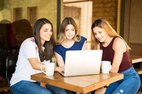 Três Jovens Olhando Para Computador Portátil Sorrindo Para Café Sho — Fotografia de Stock