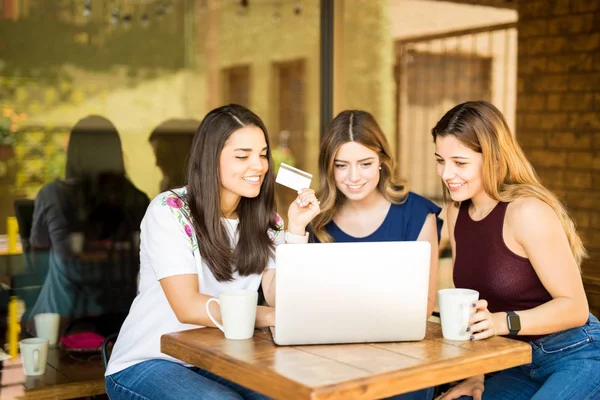 Группа Молодых Женщин Использующих Ноутбук Кредитной Картой Руке Делает Покупки — стоковое фото