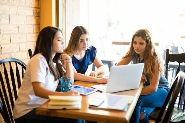 Tre Unga Affärskvinnor Casual Kläder Arbetar Med Laptop Diskutera Idéer — Stockfoto