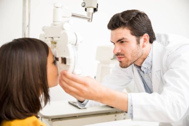 Yakışıklı Doktor kızlar gözleri incelemek için phoropter kullanma