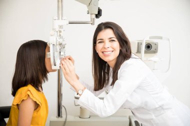 Kameraya bakarken göz testi optik mağaza kız çocuğunun yaptıkları mutlu güzel kadın portresi