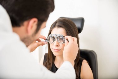 Göz doktoru deneme çerçeve göz doktoruna muayene çekici kadınla
