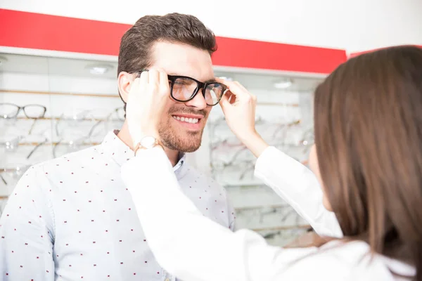 Hombre Sonriente Siendo Asistido Por Médico Mujer Uso Gafas Tienda —  Fotos de Stock