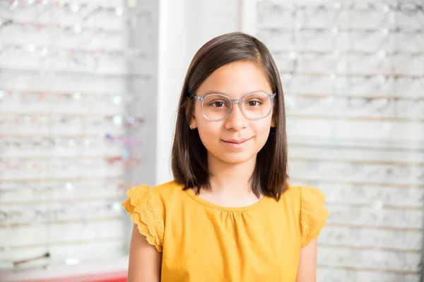 Portret Van Mooi Kind Proberen Nieuwe Bril Opticien Winkel Terwijl — Stockfoto