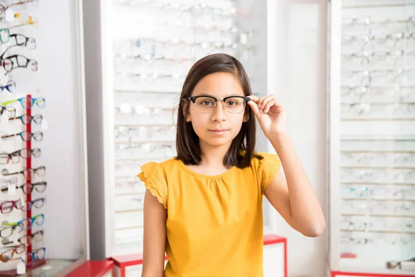 Portret Van School Meisje Proberen Nieuwe Brillen Brillen Optische Winkel — Stockfoto