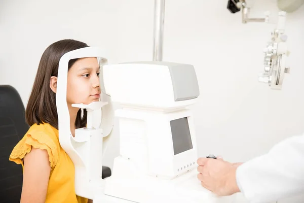 Niña Latina Haciendo Examen Ojos Través Auto Refractómetro Mientras Está —  Fotos de Stock