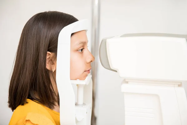 Närbild Porträtt Vacker Flicka Att Syn Testning Optiker Klinik — Stockfoto
